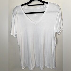 Apt 9 v-neck soft t-shirt size L